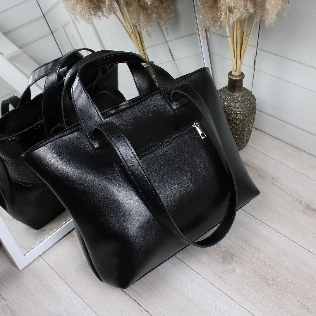 Жіноча сумка чорна класична містка для подорожей з еко-шкіри